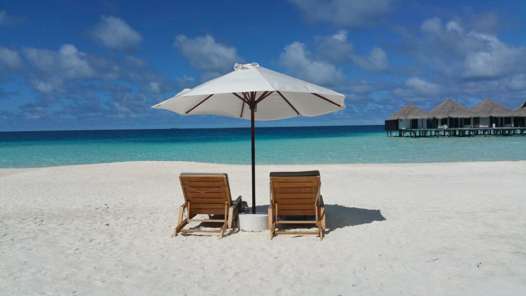 ハネムーンでも人気のリゾート地モルディブの白い砂浜と青い海が広がるビーチ
