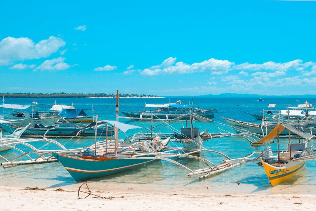美しいフィリピンの海と船着き場
